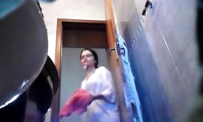 Индийская зрелая леди в домашнем видео со скрытой камеры дрочит клитор