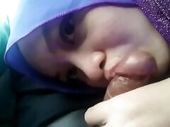Oral Pleasure Hijab Girlfriend In The Car