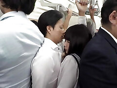 estudiante entra en celo cuando corrió con besos. los besos se convirtieron en succión. su cara cubierta de mis jugos de amor