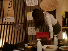 linda chica japonesa ol con grandes tetas y grandes traseros engañando con su gran compañero de trabajo en la oficina