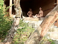 chica tímida japonesa se golpeó totalmente