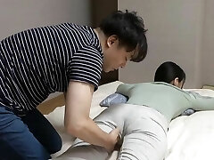 me bajo los pantalones mientras le doy un masaje... - parte.3 me bajo los pantalones mientras le doy un masaje... - parte.3