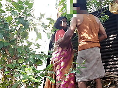 tía estaba buscando algo en el jardín y tuve sexo con ella tía estaba buscando algo en el jardín y tuve sexo con ella