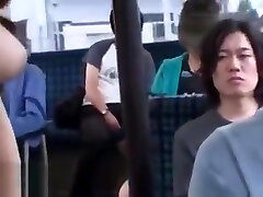 milf tetona japonesa tiene sexo en un autobús público
