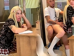 mientras hago mi tarea, mi hermanastro viene y me folla