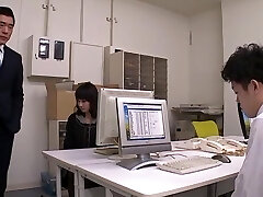 rapidito follando en la oficina con una secretaria asiática de tetas pequeñas