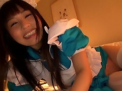 tsubomi jugando traviesamente mientras usa su lindo disfraz de sirvienta