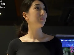 mamá de los mejores amigos montando tranquilamente mi polla después de la cena