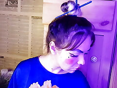 hermanastra japonesa fuma un cigarrillo hermanastra japonesa fuma un cigarrillo