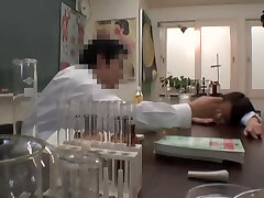 Fiesen Doktor gefickt seinen schönen japanischen Patienten