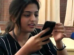 دختر در خلق و خوی رمانتیک دختر در خلق و خوی رمانتیک