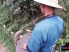 équitation d'éléphant en thaïlande avec un couple d'ados excités