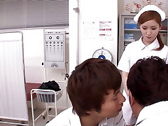 infirmière japonaise excitée se fait baiser par deux bites creampie