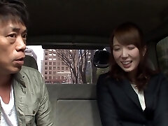 business lady hatano yui wird im auto ausgezogen und gefickt