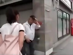害羞的日本爸爸乱搞与娇小的女孩。