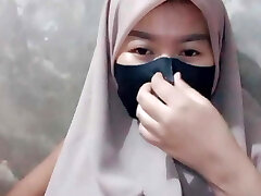 возбужденная индонезийка в хиджабе просит, чтобы ее трахнули