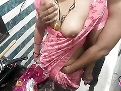 Sauteli Maa Ki Kari Chudai kari Jab Wo Breakfast Bna Rahi thi Kitchen Mein