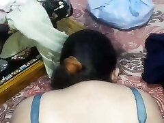 Tailor ne bhabhi ka naap lete lete bhabhi howdy ko chod dala Tailor ne bhabhi ka naap lete lete bhabhi howdy ko chod dala