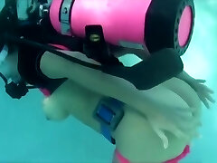 गुलाबी केटी पानी के नीचे स्कूबा