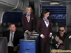 Busty stewardessa analfucked nad nimi na kilometr wysokości