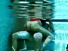 español salvavidas belleza salva a un chica de la piscina