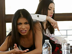 Veronica Rodriguez splattering when Jelena fingering her pussy
