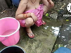 indische hausfrau badet draußen