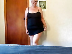 Auntie is so horny, would you mount her? Auntie is so horny, would you mount her?