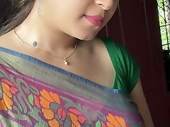mind-blowing Indian Aunty Sexy Green Saree