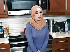 Hijab联播-性感的中东贝贝柳莱德证明她是'吨无辜的在所有