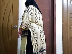 (Tamil steaming Maa Apne Bete ke sath chudai karta hai) Indian Milf Stepmom helps Stepson cum - But Accidentally creampie