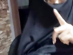 une vraie milf arabe musulmane amateur sexy se masturbe en éjaculant une chatte jaillissante de liquide jusqu'à l'orgasme dur en niqab