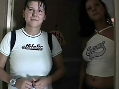 Maedels treiben es auf dem Dachboden Maedels treiben es auf dem Dachboden