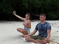 meditación en la playa terminó con una mamada