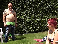 tedesco curvy moglie cazzo in spiaggia con egon kowalski mentre il marito è accanto a lei