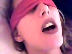 nena atada con los ojos vendados follada y azotada en un video casero pervertido