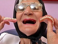 75-летняя волосатая бабуля испытывает оргазм без зубных протезов