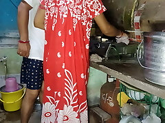 Indian bangali pinki vabi kitchen me kam kar rahi thi or davor aya room pe leja ke chodke vabi ki vulva ko jamke choda