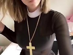 pious chica con la cruz muestra su tetas y coño