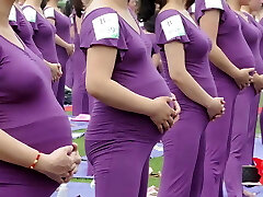 怀孕的亚洲妇女做瑜伽(非色情)