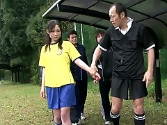 adolescente japonesa de fútbol gangbanged en el campo de fútbol