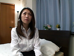 волосатая зрелая японка снимает свое первое порно видео