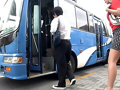 A Married Doll's Breasts Stick to a Student's Body on a Crowded Bus! The Wifey's Sexual Desire Is Ignited by the Man-meat