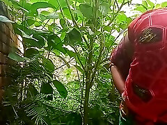 Indian Desi bhabhi ki chodai ghar ke pichhe khet me