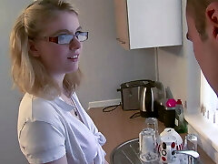 Geek Schlampe waehrend der Hausarbeit in der Kueche gefickt Geek Schlampe waehrend der Hausarbeit in der Kueche gefickt