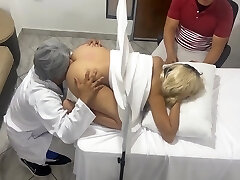 извращенец выдает себя за врача-гинеколога, чтобы трахнуть красивую жену рядом с ее тупым мужем в эротической медицинской консультации