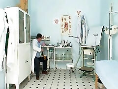 Sam访问的女医生的猫窥镜检查淫诊所
