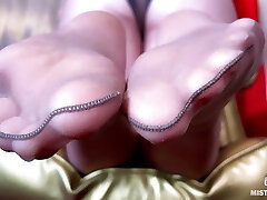 देवी मोज़ा में पैर चिढ़ा और पैर की उंगलियों मिलाते हुए