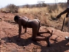 Afrykański dziewczyna dostaje bita w środku pustkowia