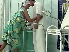 abuela fea con el puño duro de su médico